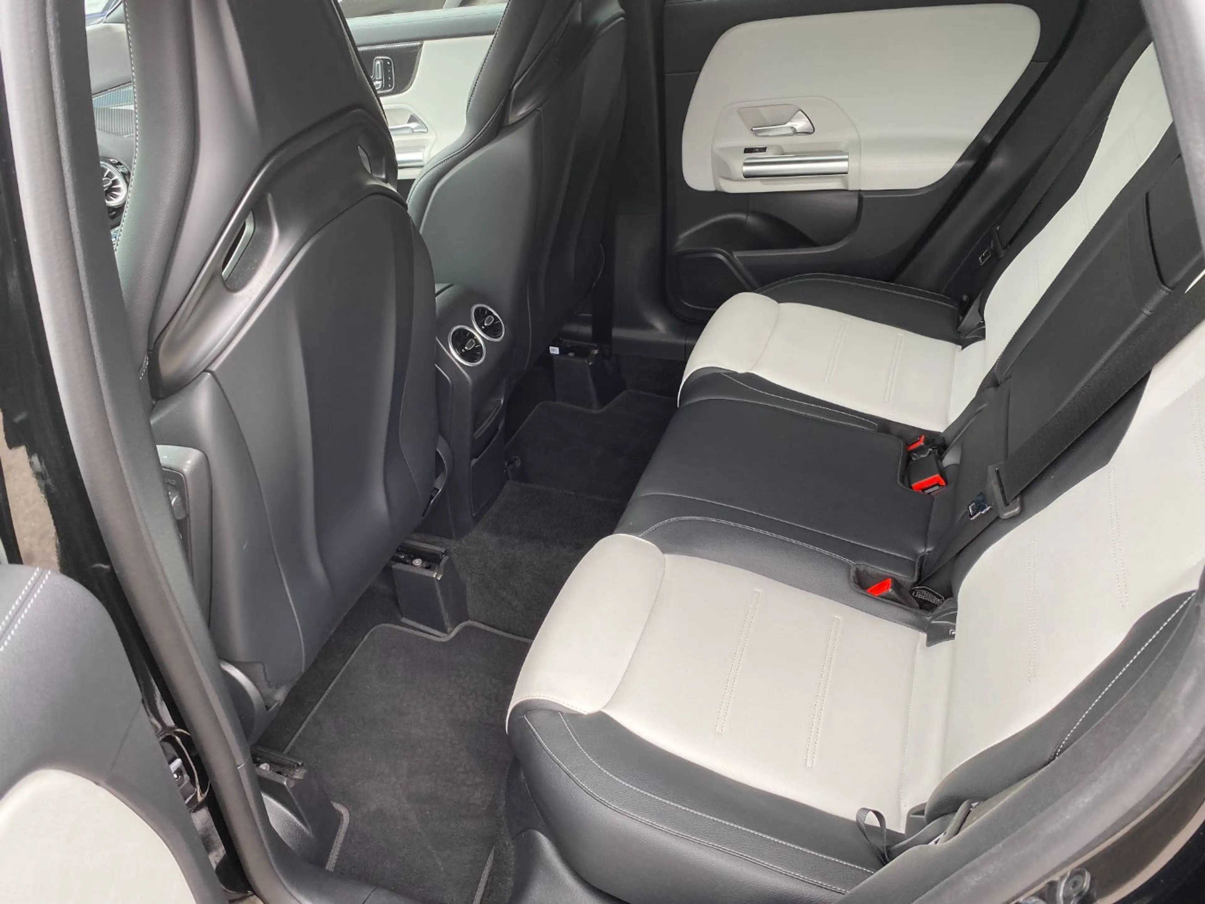 Mercedes-Benz A 35 AMG GL 4MATIC AMG Distr Pano MBUX Klima Mbeam — photo 13