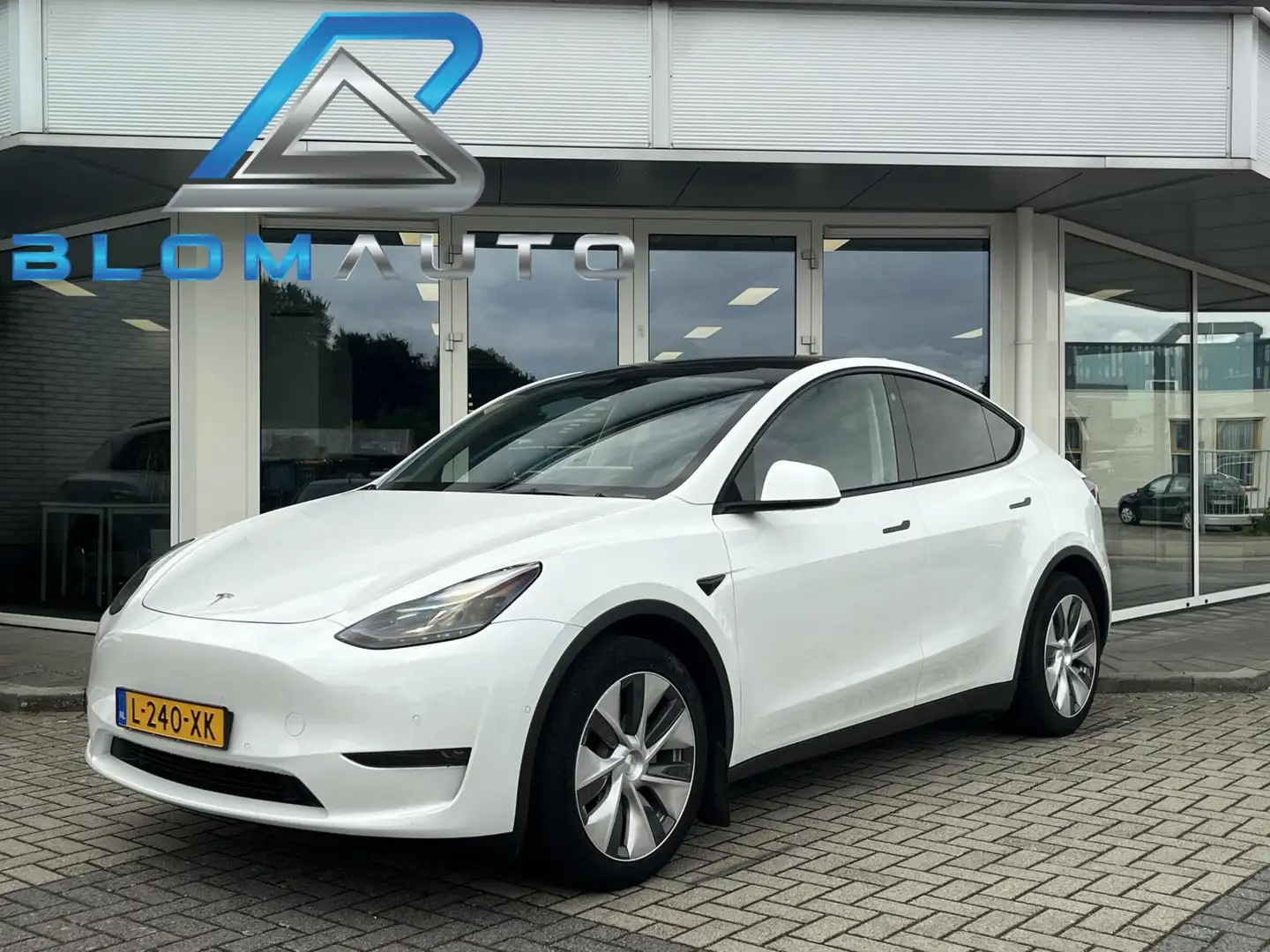 Tesla Model Y Long Range AWD 75 kWh 352PK AUTOPILOT BTW AUTO Wit - 1