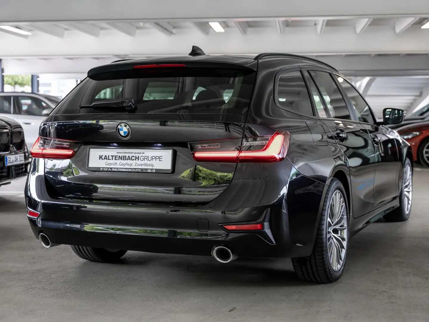 BMW 320 i Touring Advantage LASER LED STANDHZ NAVI Zwart - 2