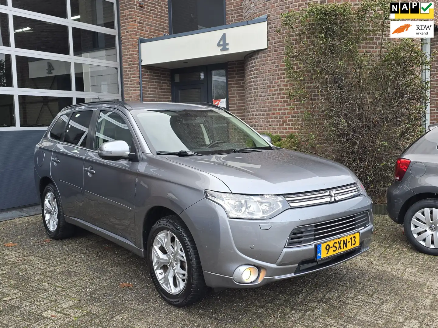 Mitsubishi Outlander 2.0 PHEV Intense + Trekhaak |Clima |Leer Gris - 1