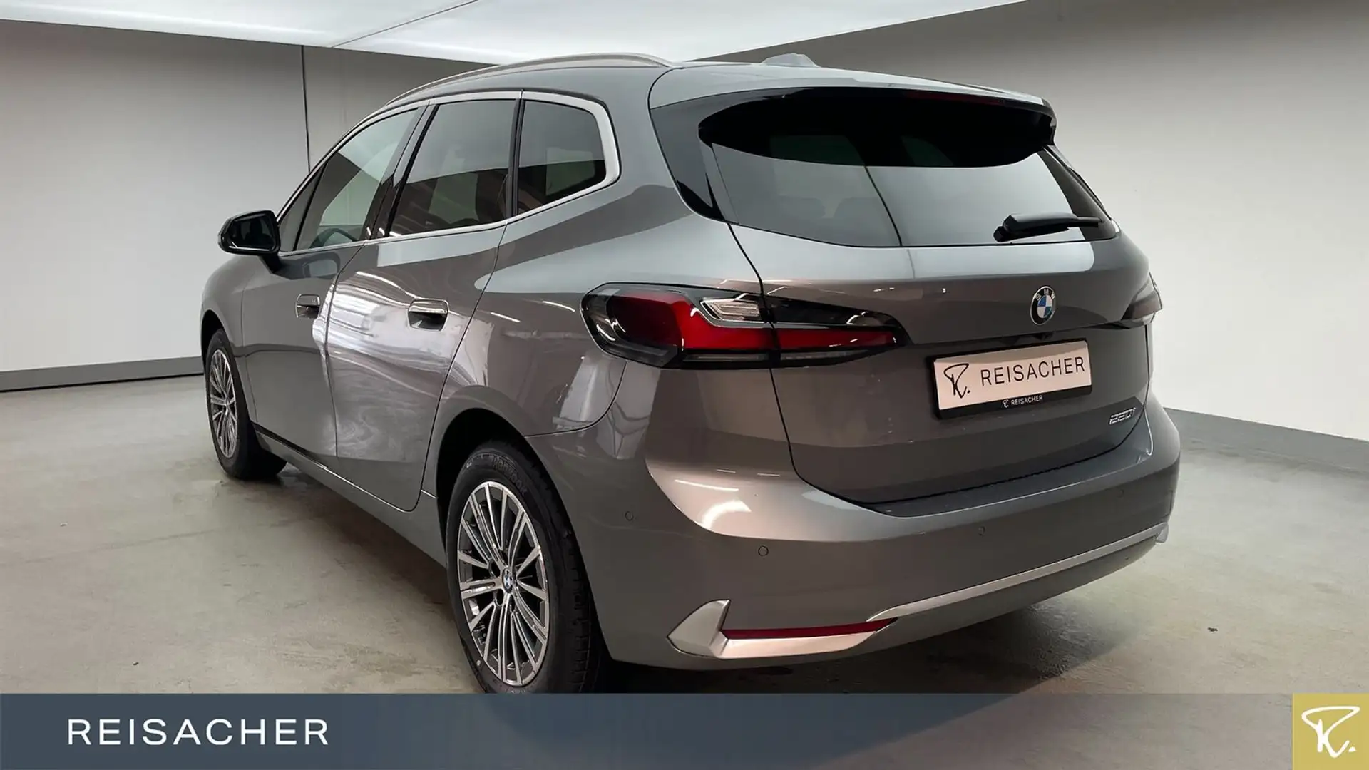 BMW 220 220i A Active Tourer Luxury-Line,Pano,AHK,Autom Šedá - 2