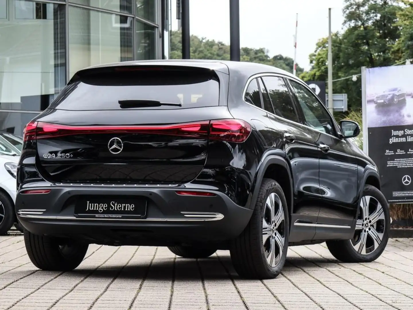 Mercedes-Benz EQA 250 + Progressive+/AHK/Distr/Cam/Keyl/Totw/19 Schwarz - 2