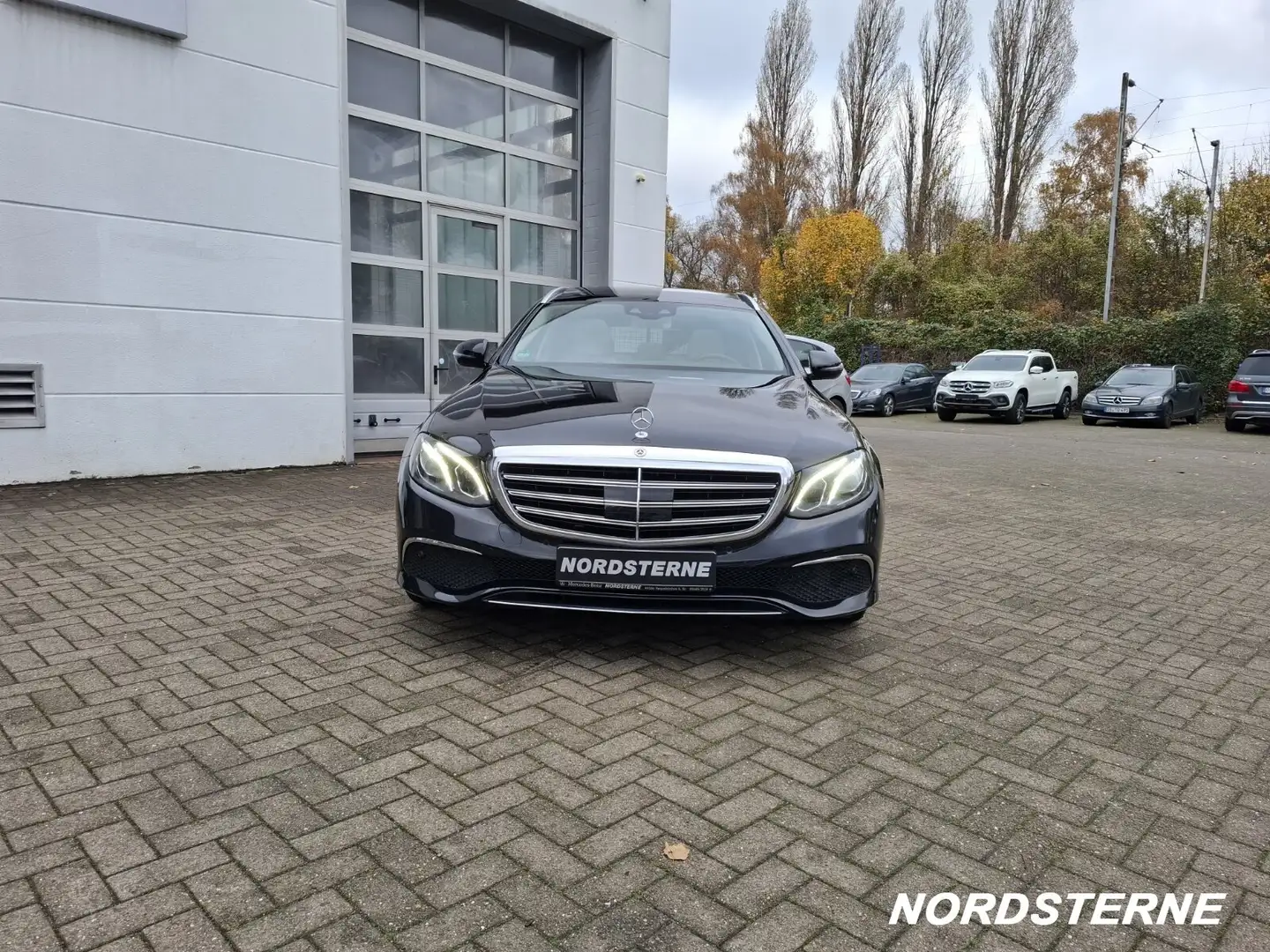 Mercedes-Benz E 200 E 200 T Exclusive+Burmester+Head-Up+Panorama+LED Schwarz - 2