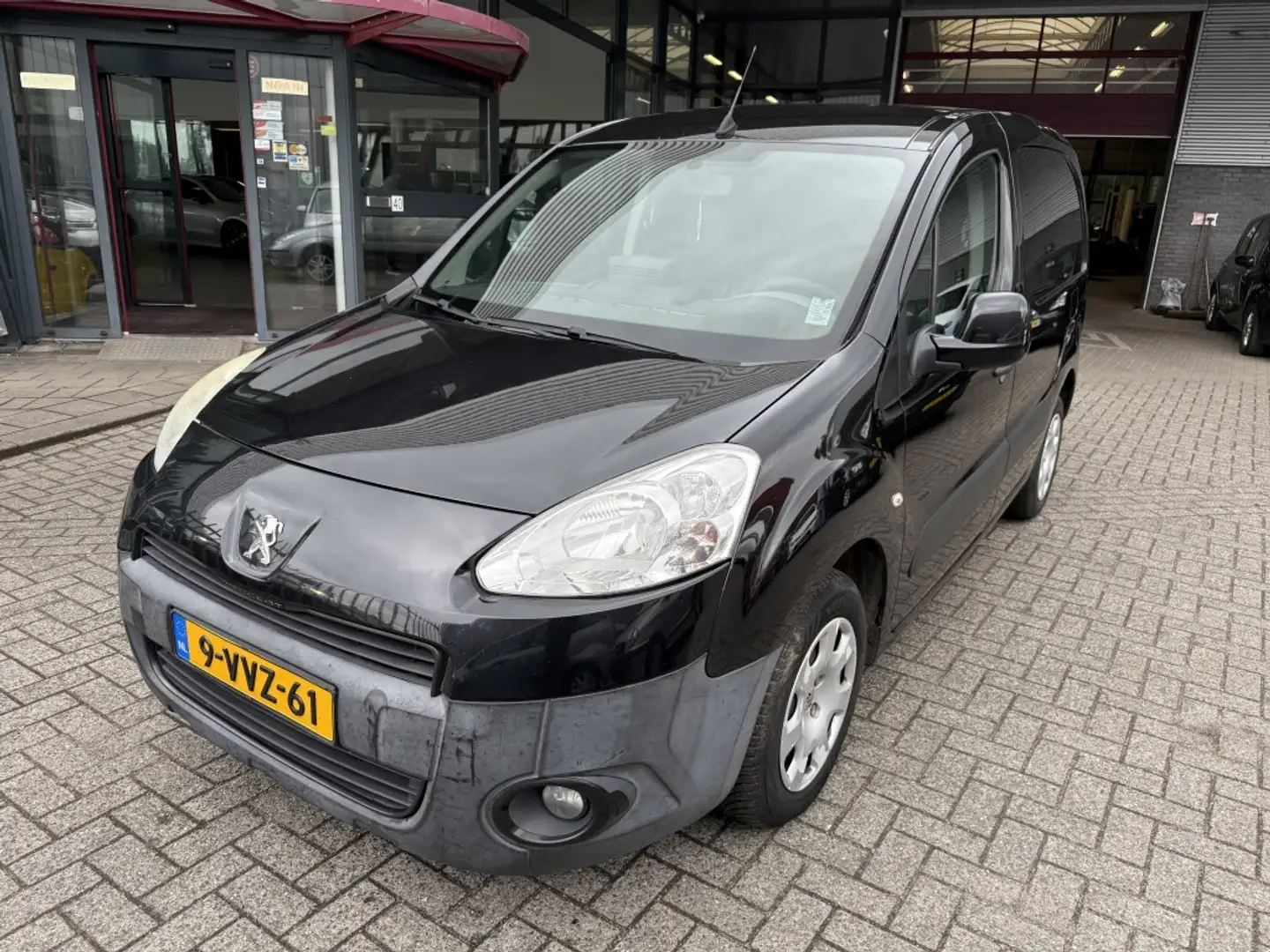 Peugeot Partner 120 1.6eHDI L1XT Pr+ Zwart - 1