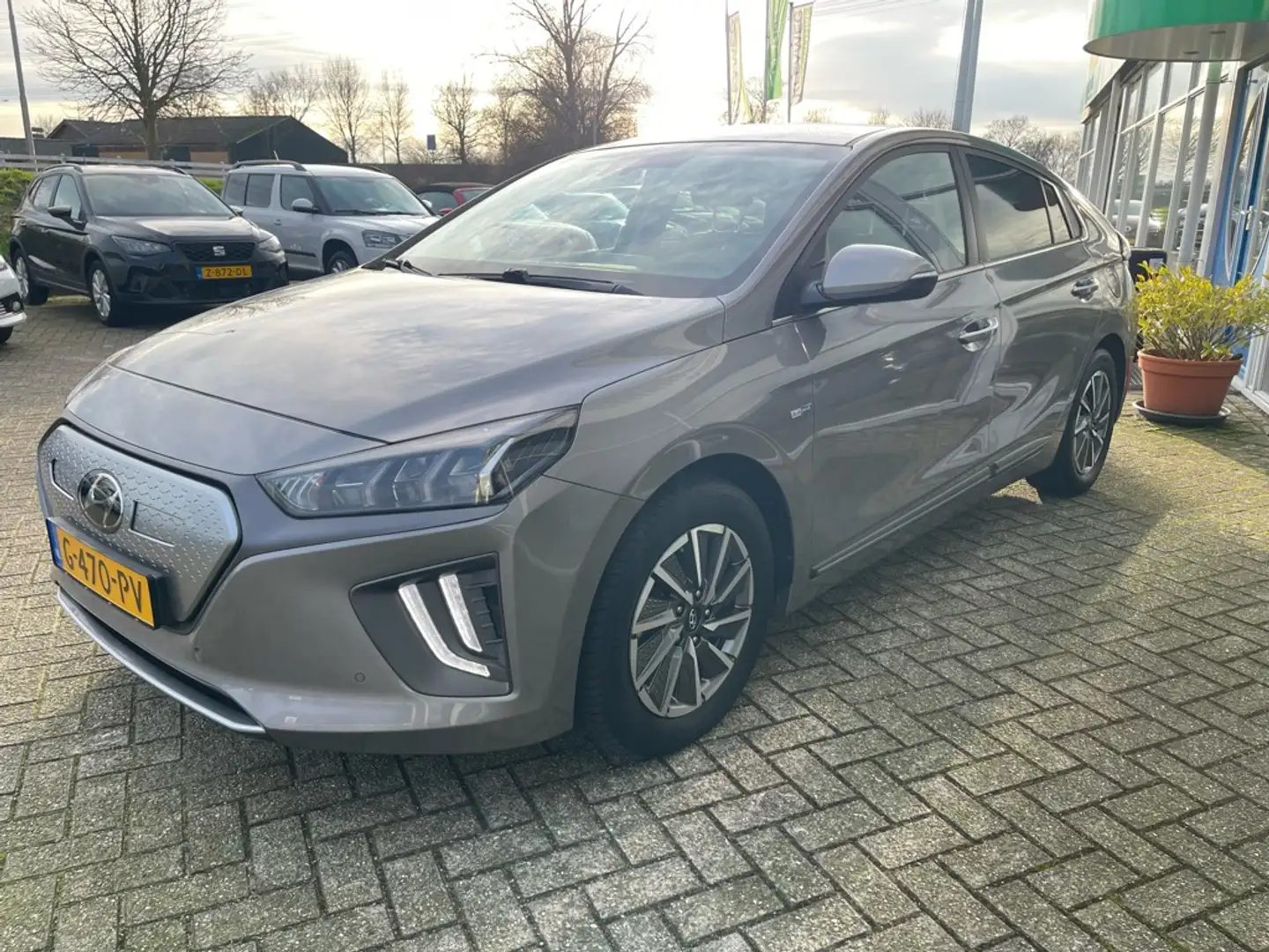 Hyundai IONIQ Premium EV 38 kWh, Nav, Carplay, Leder, Stoelverwa Grijs - 2