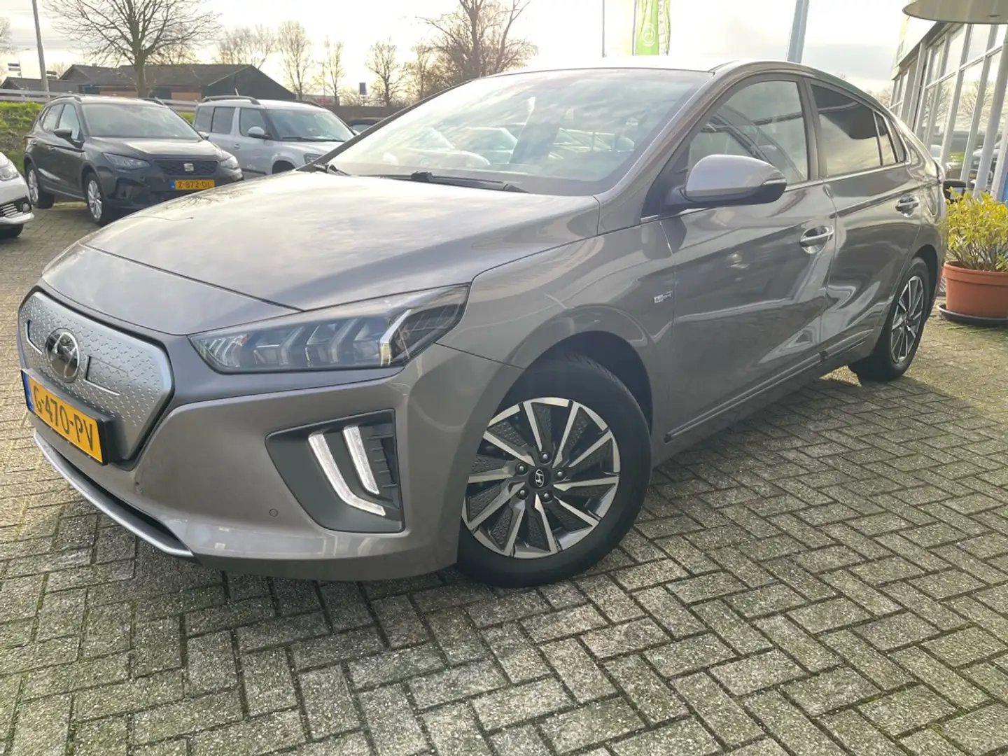 Hyundai IONIQ Premium EV 38 kWh, Nav, Carplay, Leder, Stoelverwa Grijs - 1