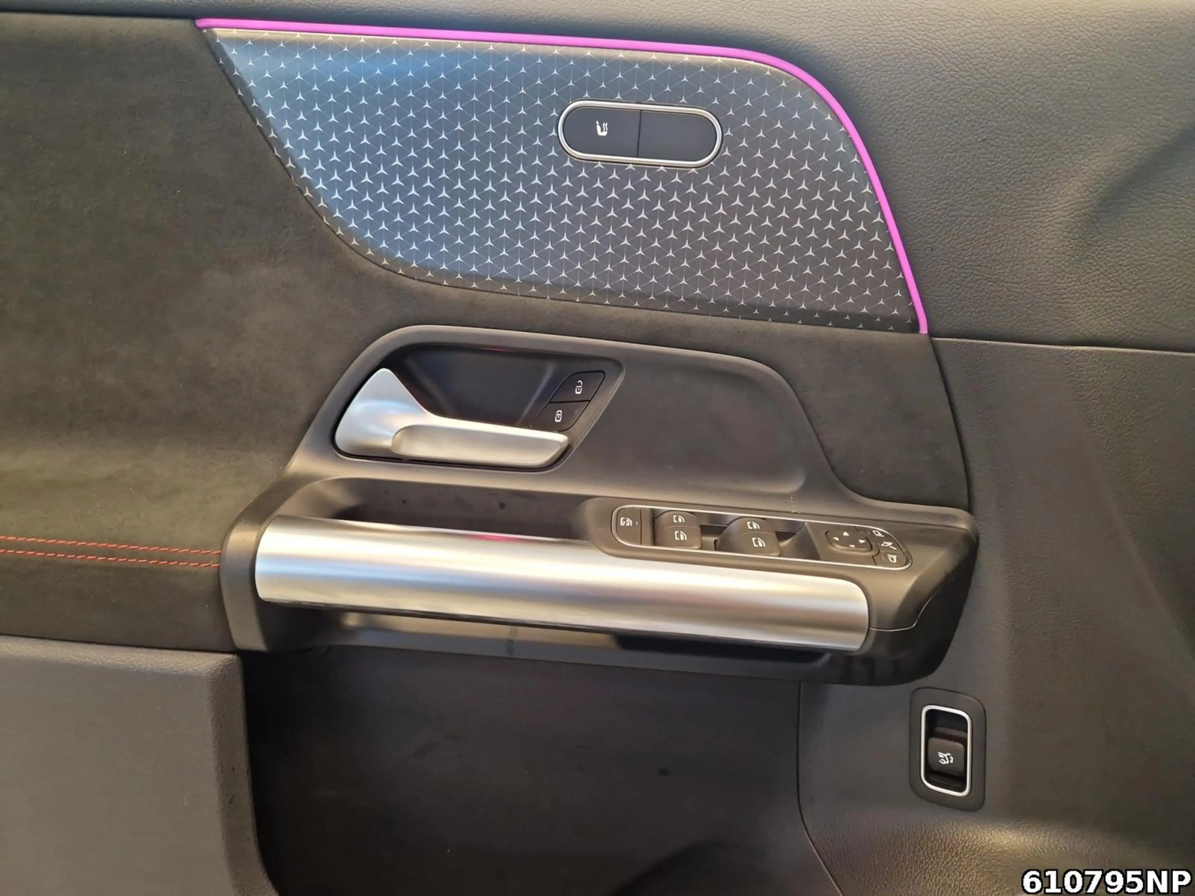 Mercedes-Benz EQA 350 4M AMG Totwinkel Kamera CarPlay LED — photo 14