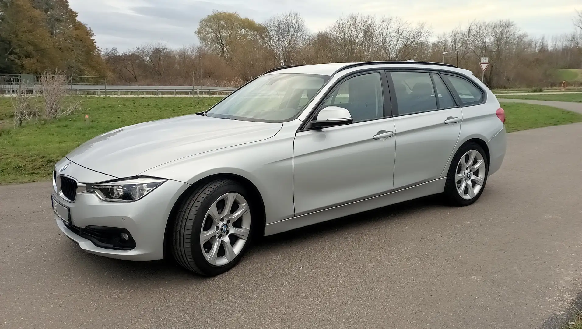BMW 320 320d Touring Aut. Gümüş rengi - 1