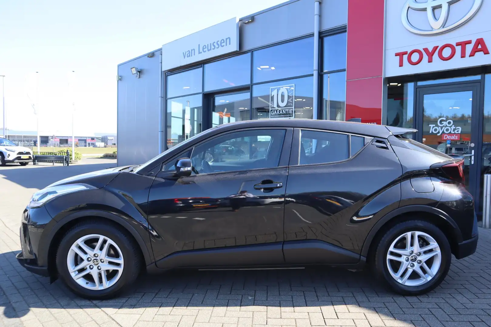 Toyota C-HR 1.8 HYBRID ACTIVE AD-CRUISE CAMERA LM-VELGEN NAVI Zwart - 2