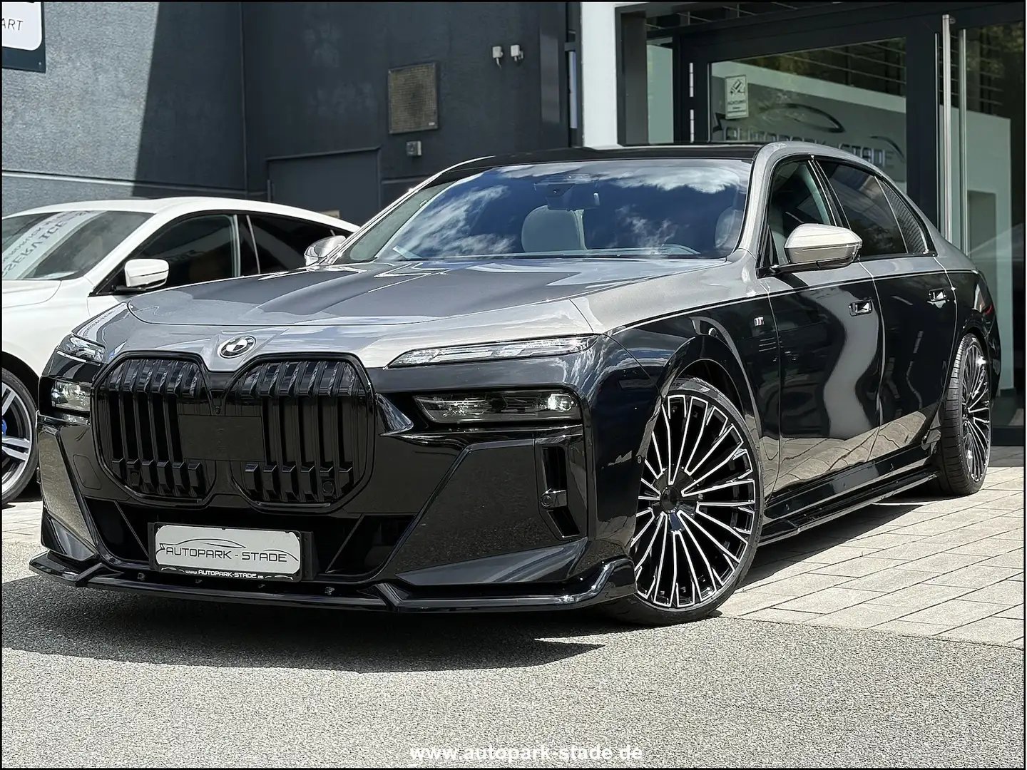 BMW 740 740xd M Sport TwoTone TV Massage Sky Kristal Zwart - 2