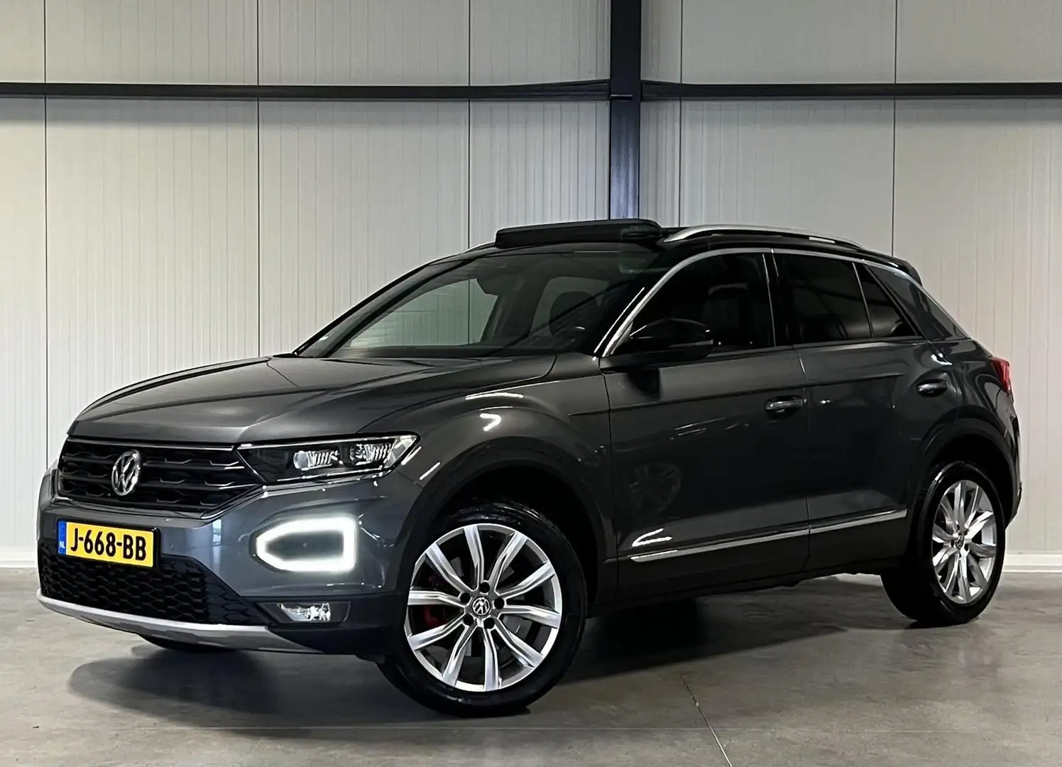 Volkswagen T-Roc 1.5 TSI 150PK Sport Pano Virtual Trekhaak Gris - 1