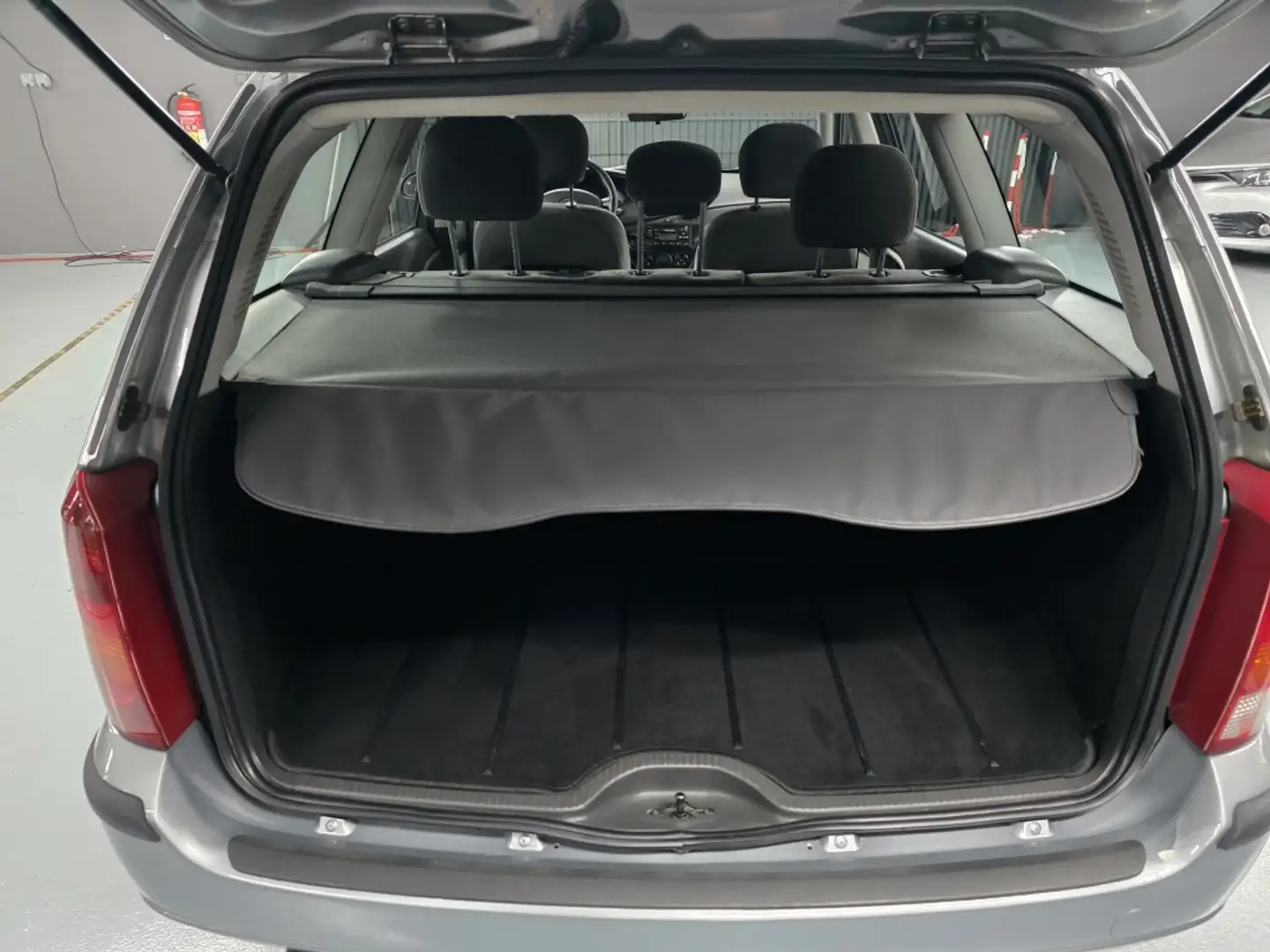 Ford Focus 1.6 Ghia Gris - 2
