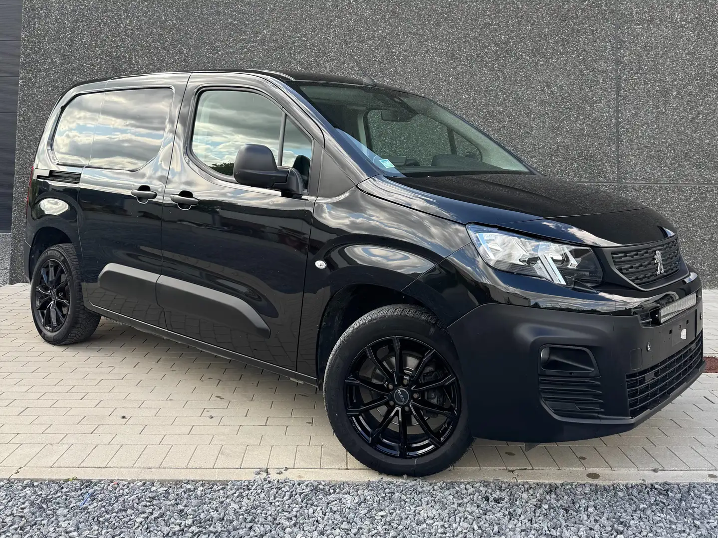 Peugeot Partner 1.5 BlueHDi L1 STD Heavy Premium (EU6.3) Zwart - 1