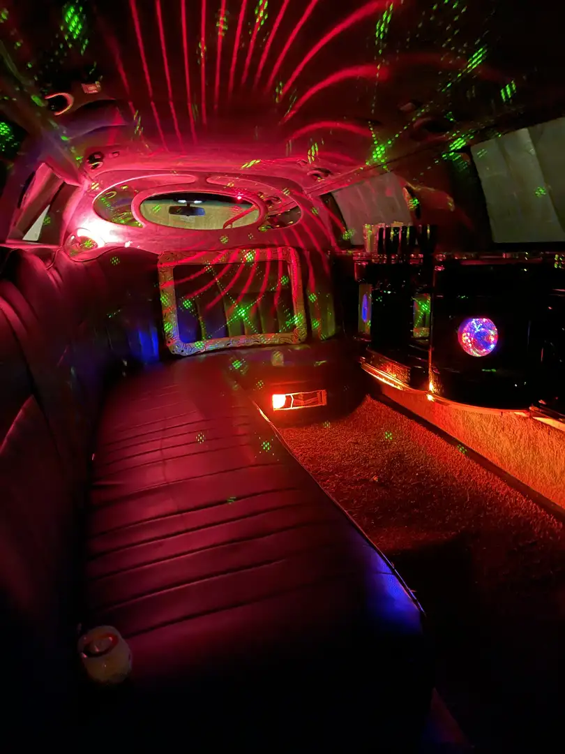 Lincoln Town Car limousine 120 inch - 2