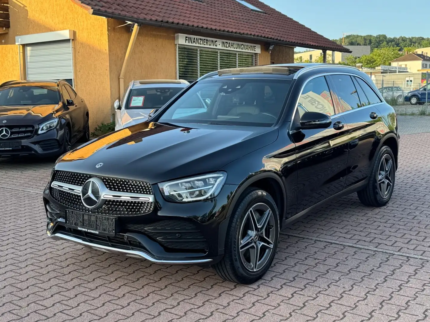 Mercedes-Benz GLC 300 e 4Matic AMG+AHK+PANO+CAM+STDHZG.+MBUX Schwarz - 1