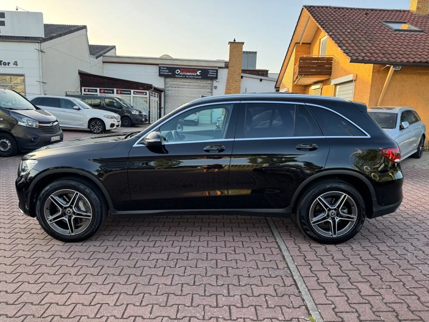 Mercedes-Benz GLC 300 e 4Matic AMG+AHK+PANO+CAM+STDHZG.+MBUX Schwarz - 2