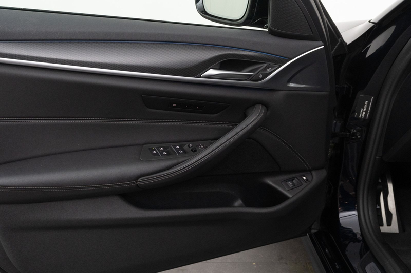 BMW 530 e Touring M Sport — photo 11