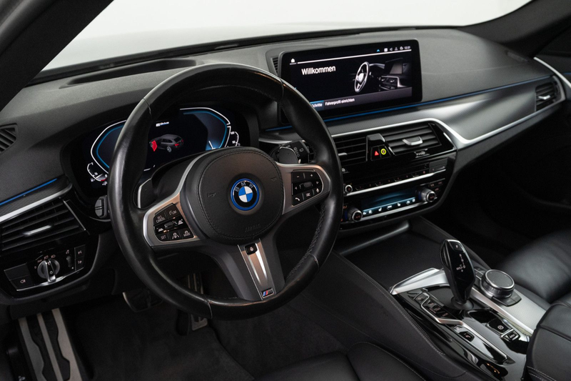 BMW 530 e Touring M Sport — photo 10