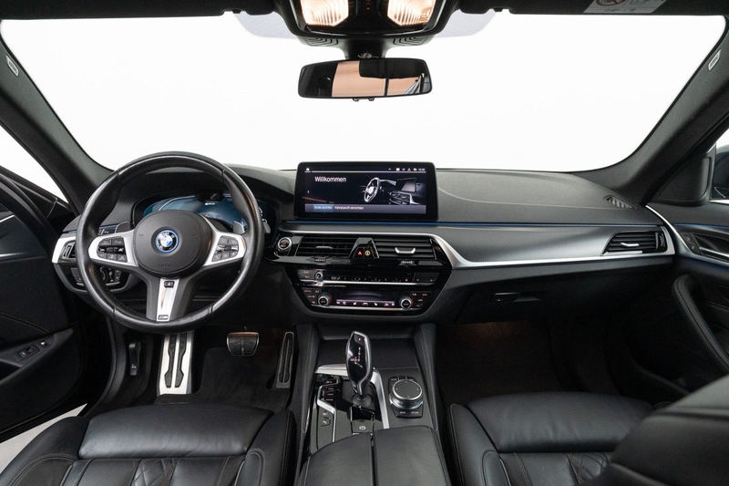 BMW 530 e Touring M Sport — photo 13