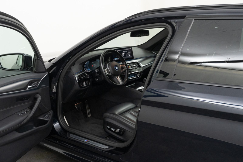 BMW 530 e Touring M Sport — photo 9