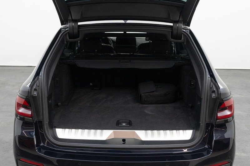 BMW 530 e Touring M Sport — photo 8