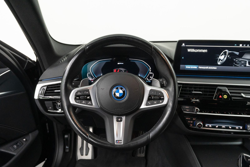 BMW 530 e Touring M Sport — photo 14