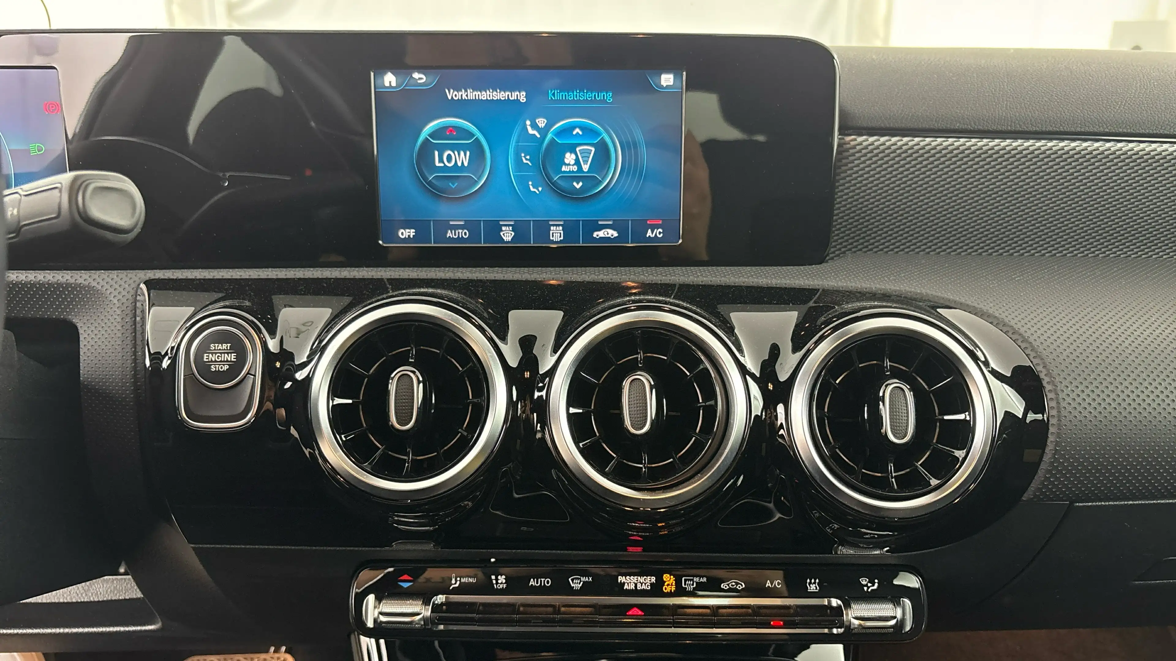 Mercedes-Benz A 250 NAVI KLIMAAUT LED RADIO MFL SHZ VC PDC KAMERA T-Leder RFK — photo 12
