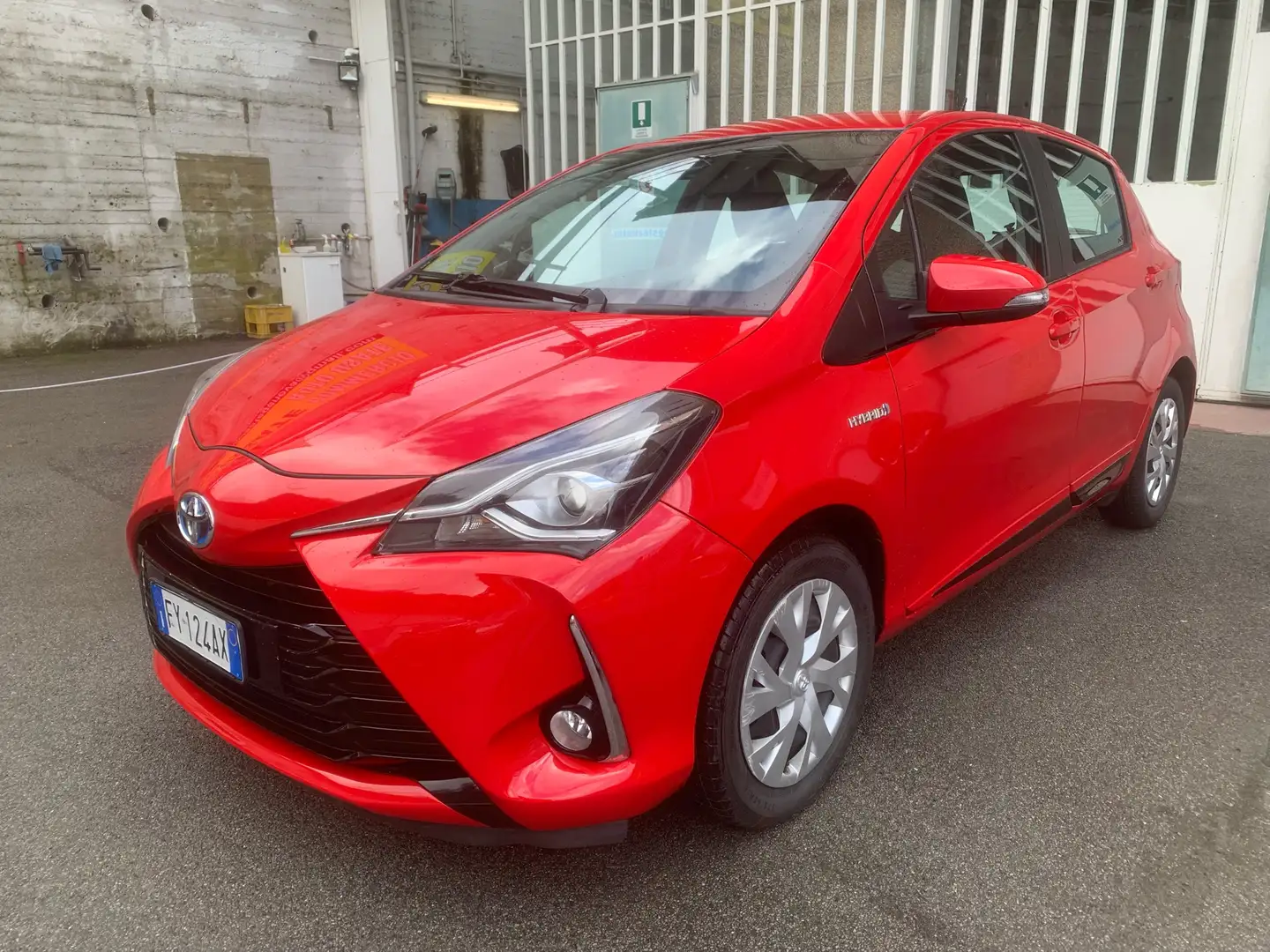 Toyota Yaris Yaris 5p 1.5h Active my18 Rosso - 1