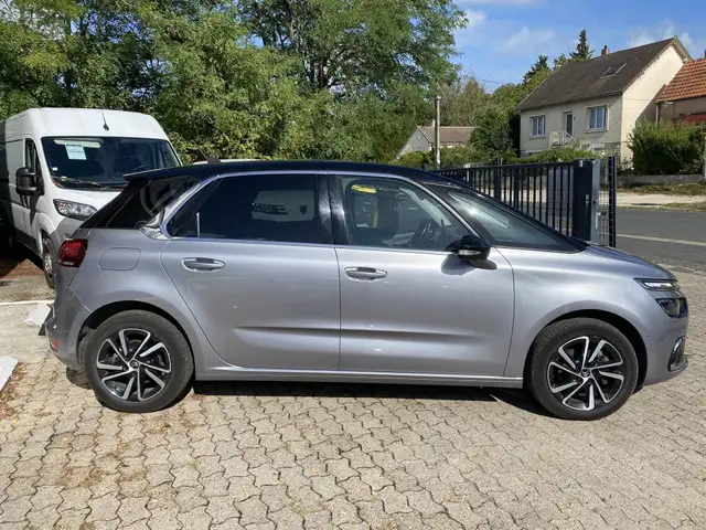 Citroen C4 Picasso view 3