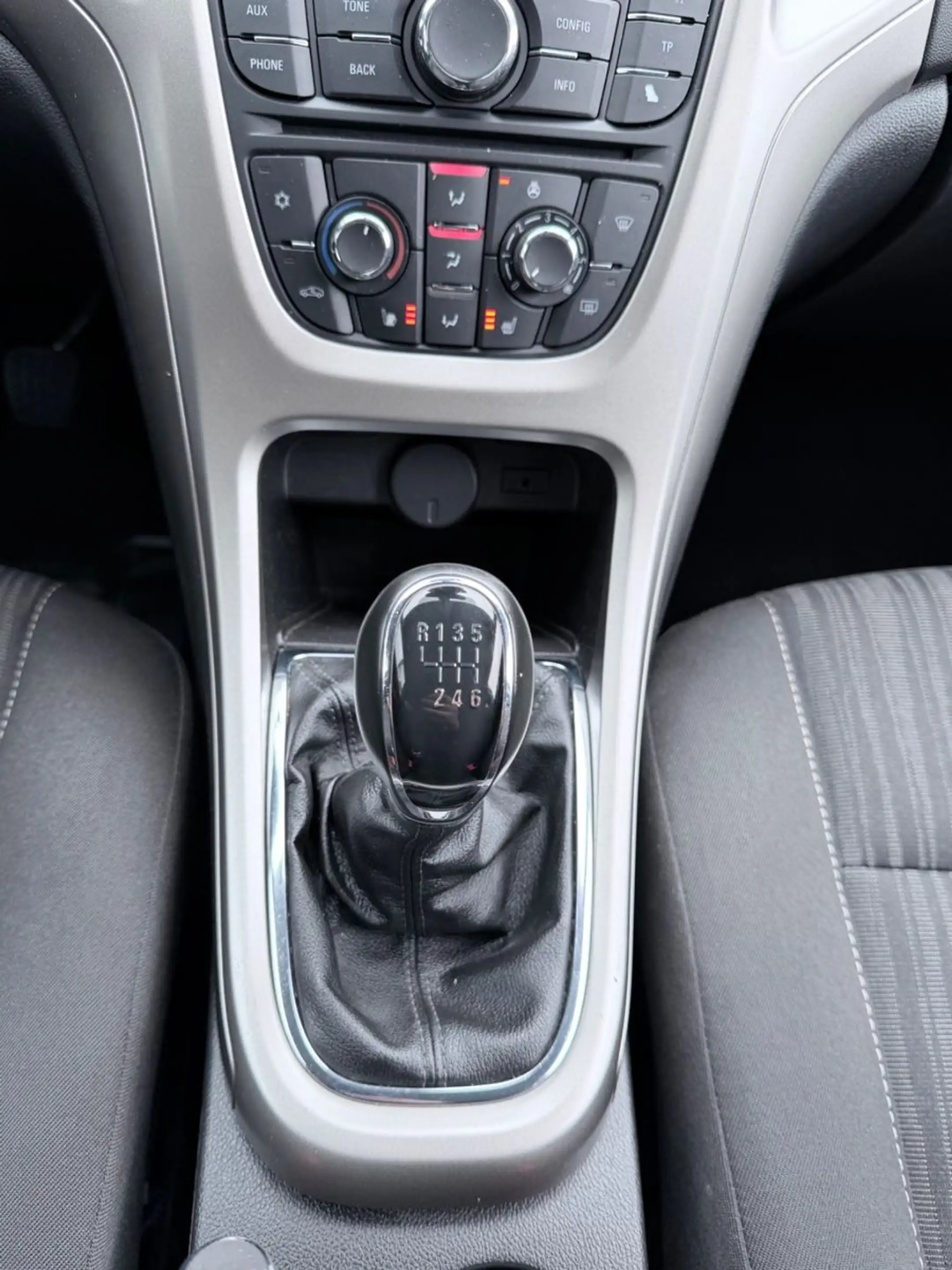 Opel Astra Lim Edition MultiLenkrad~Tempomat~1Hnd~SHZ — photo 17