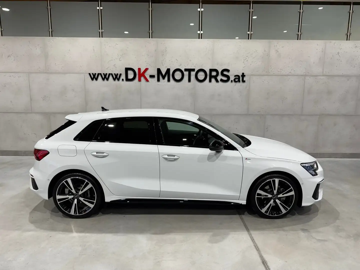 Audi A3 40 TFSI quattro S-Tronic / S line / RFK / Navi / Weiß - 1