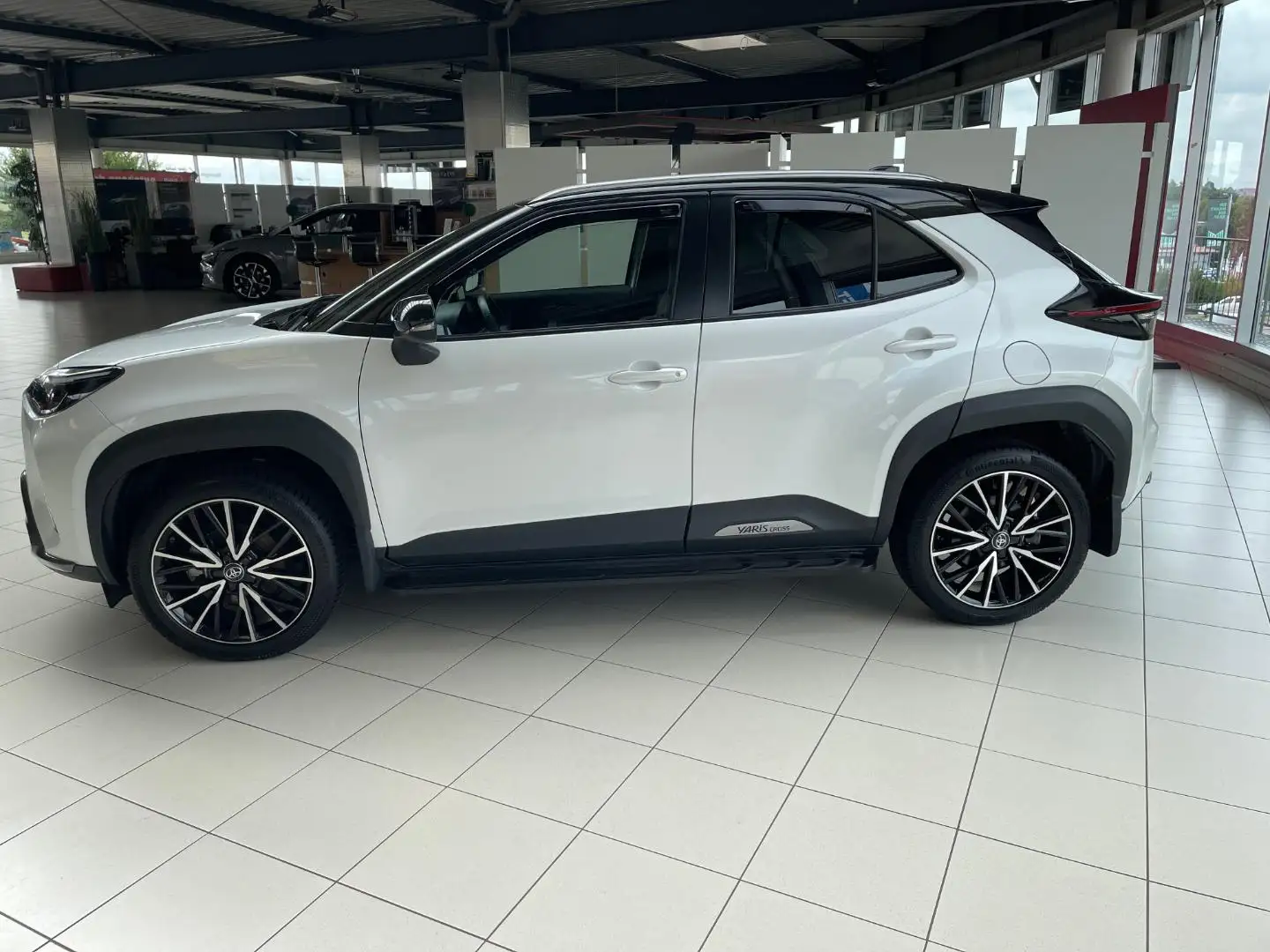 Toyota Yaris Cross 1.5 VVT-iE Hybrid Adventure AWD-i Weiß - 2