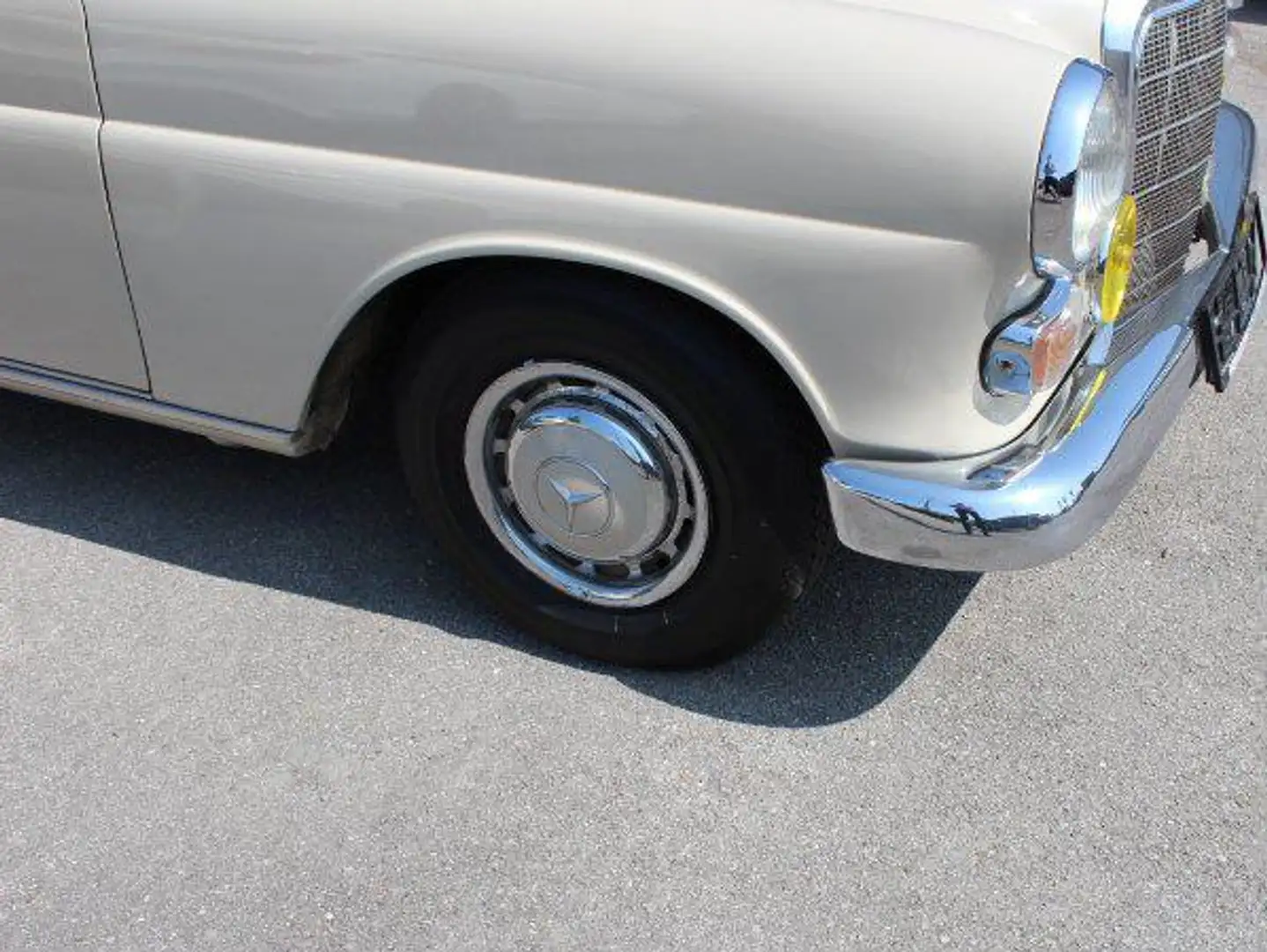 Mercedes-Benz 200 Benzin Heckflosse Бежевий - 2