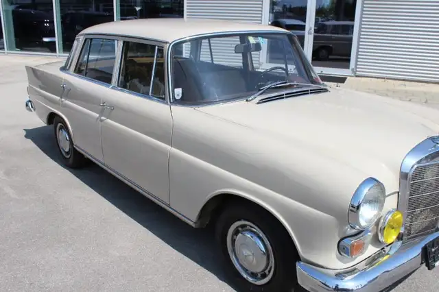 Mercedes-Benz 200 Benzin Heckflosse
