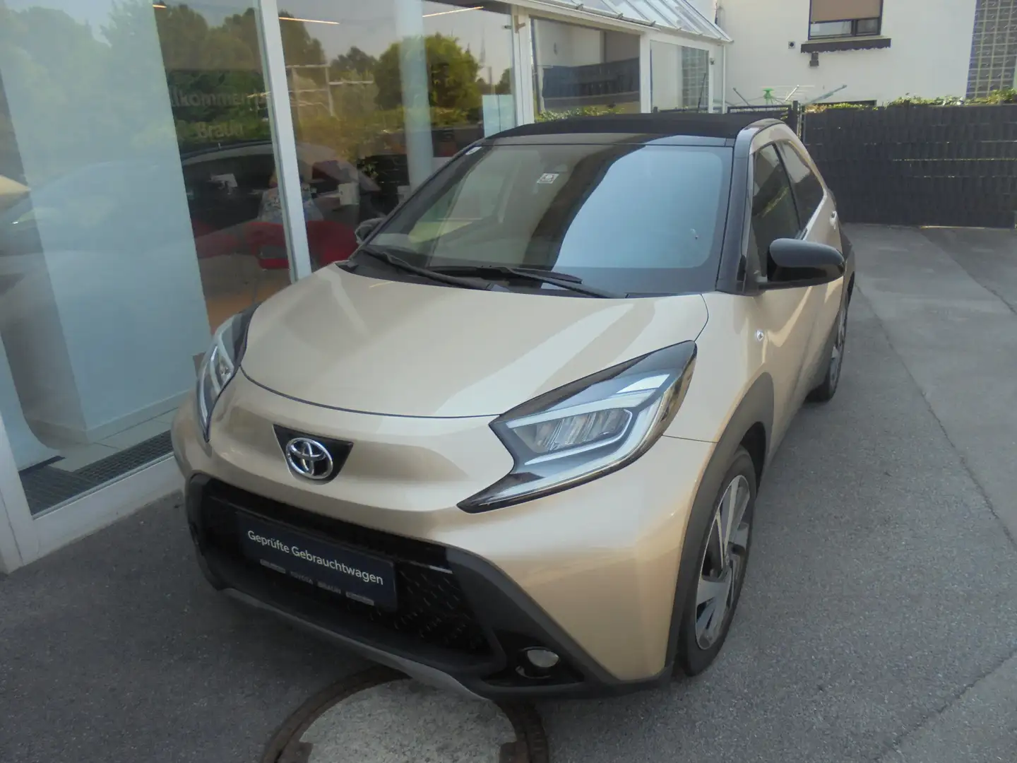 Toyota Aygo X Air Explore Beige - 1