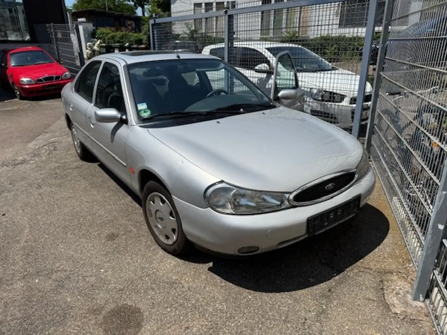 Ford Mondeo 2.0 Ghia X Silber - 1