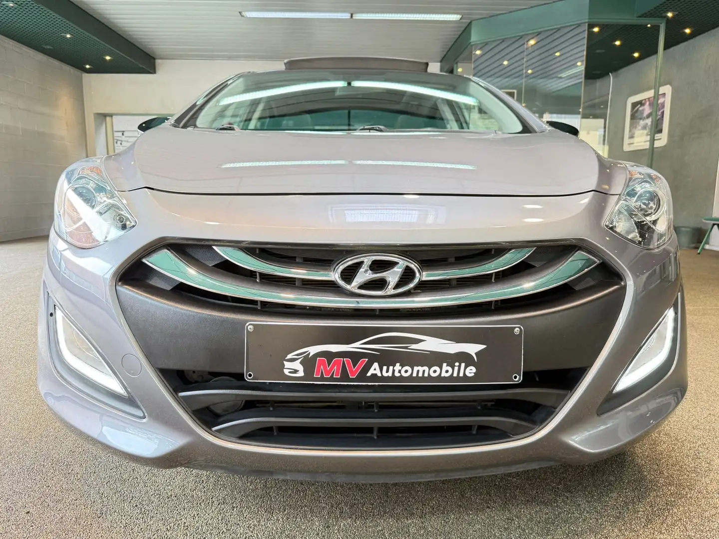 Hyundai i30 1.6 GDi Go! * Toit Pano ouvrant * Navi * Camera Gris - 2