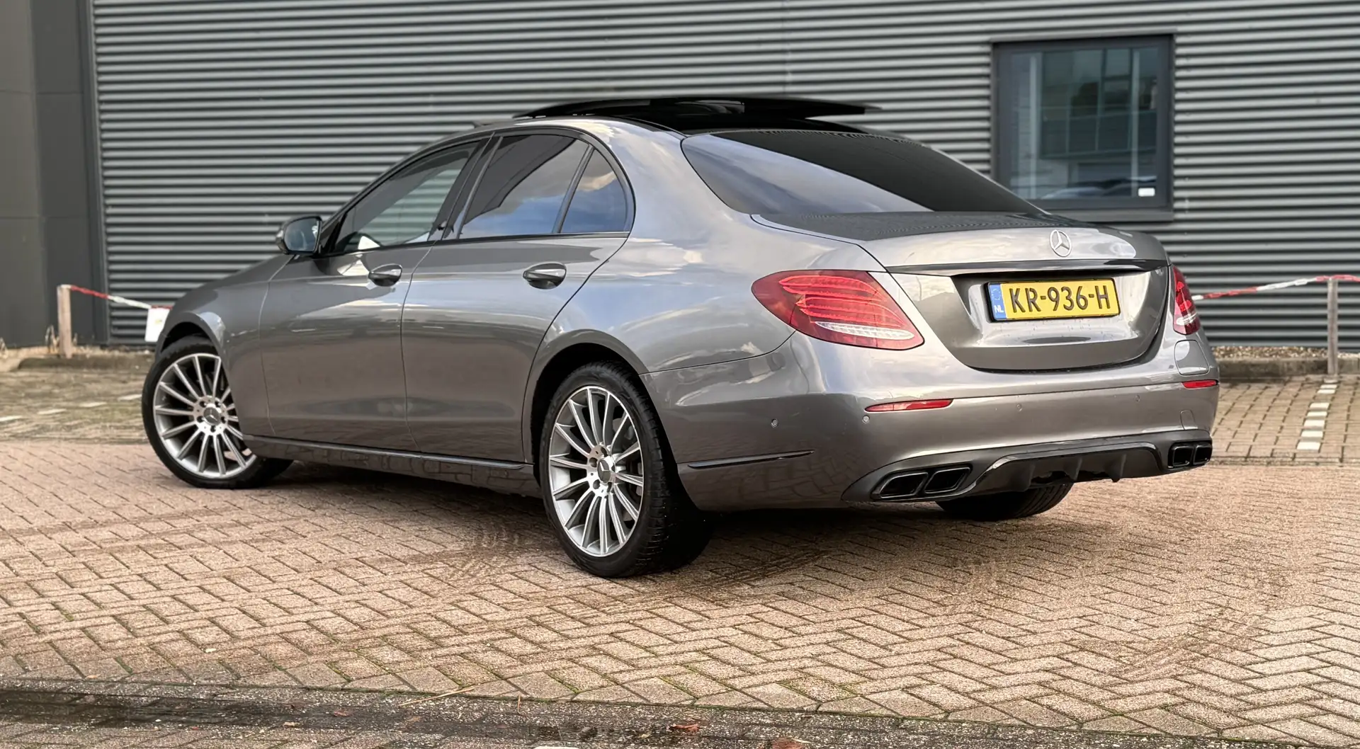 Mercedes-Benz E 350 amg uitgevoerd pano/360 BURMESTER Grijs - 2