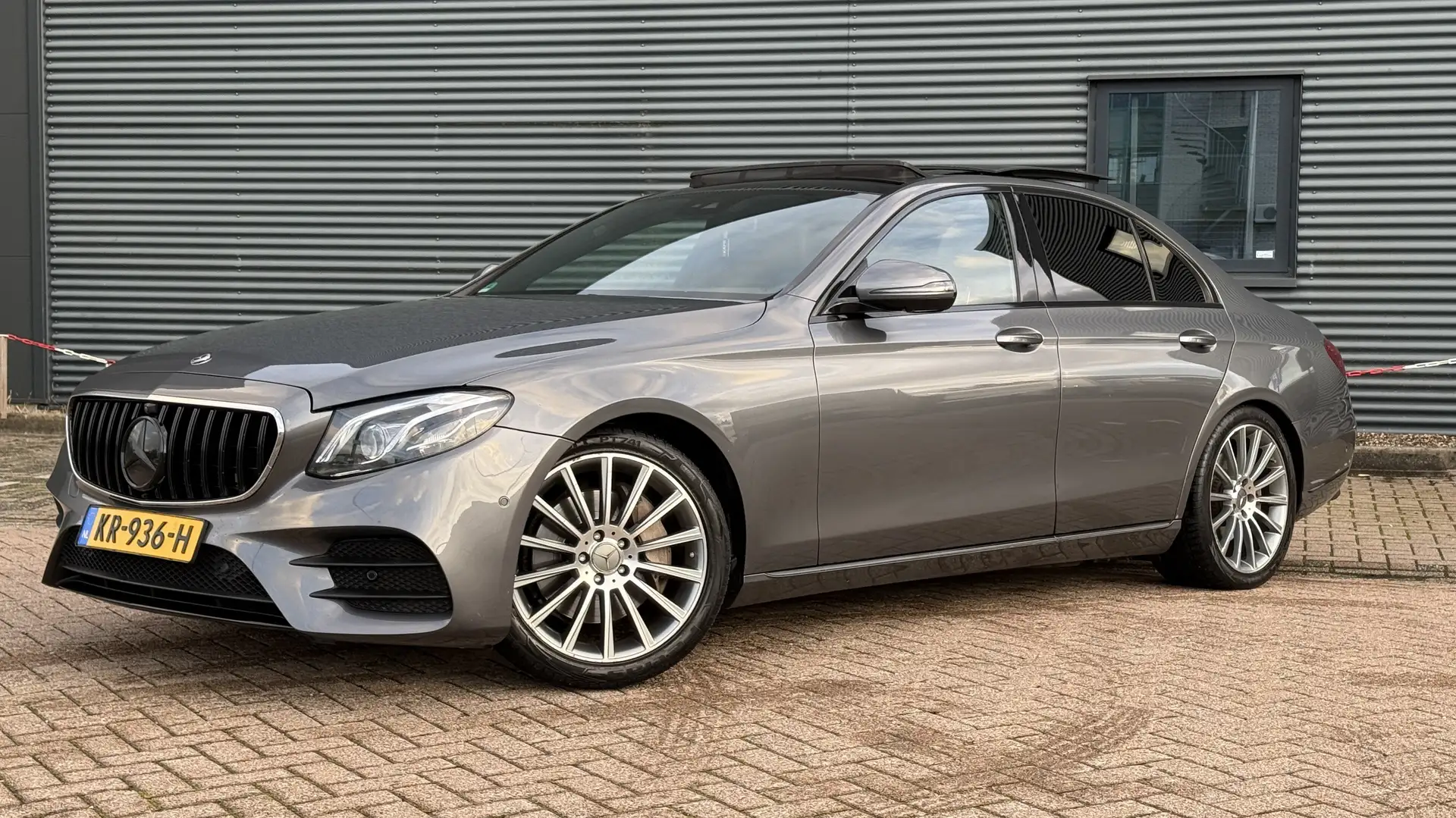 Mercedes-Benz E 350 amg uitgevoerd pano/360 BURMESTER Grijs - 1