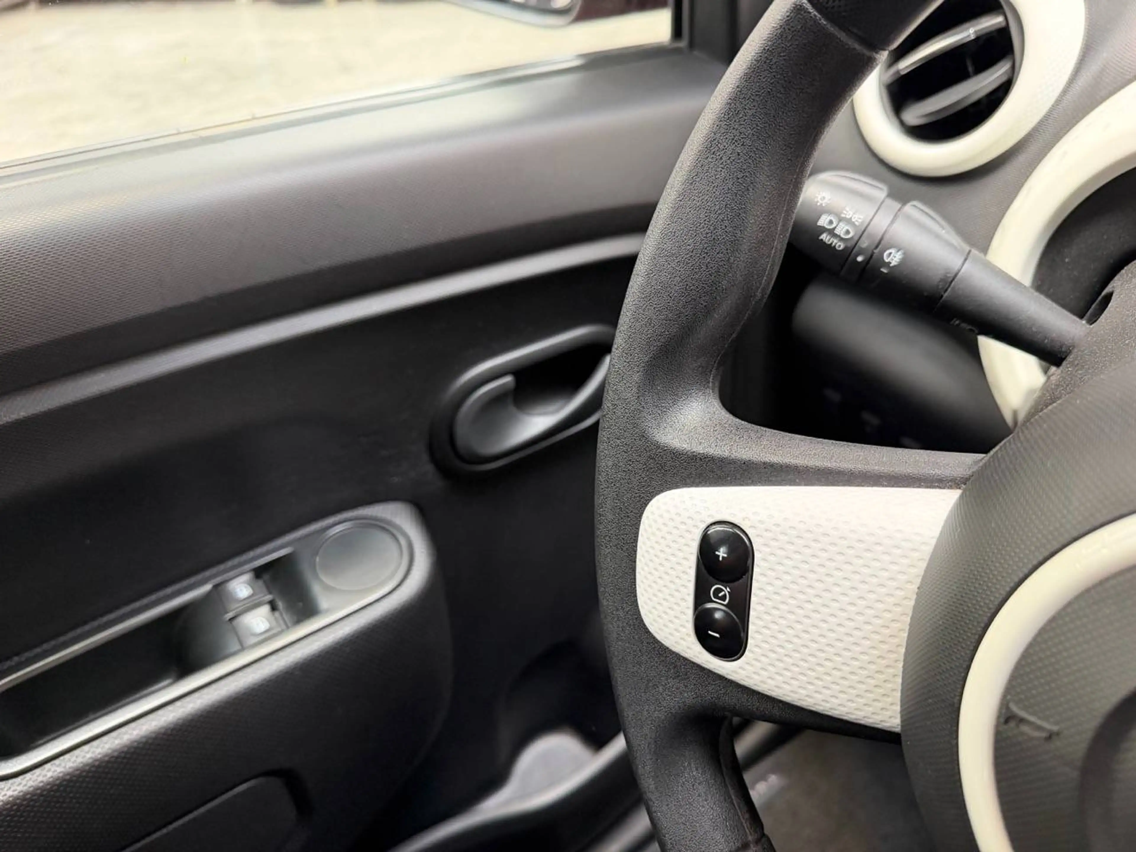 Renault Twingo Twingo 1.0i SCe — photo 15