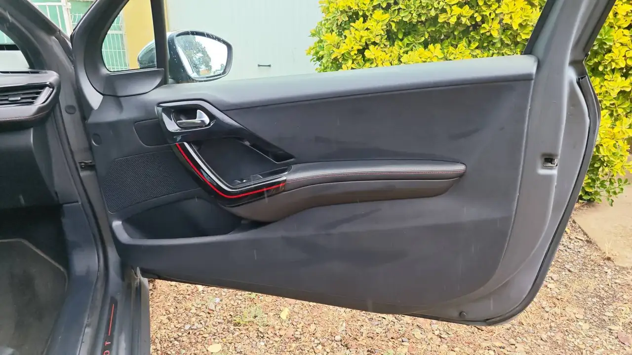 Peugeot 208 208 — photo 23