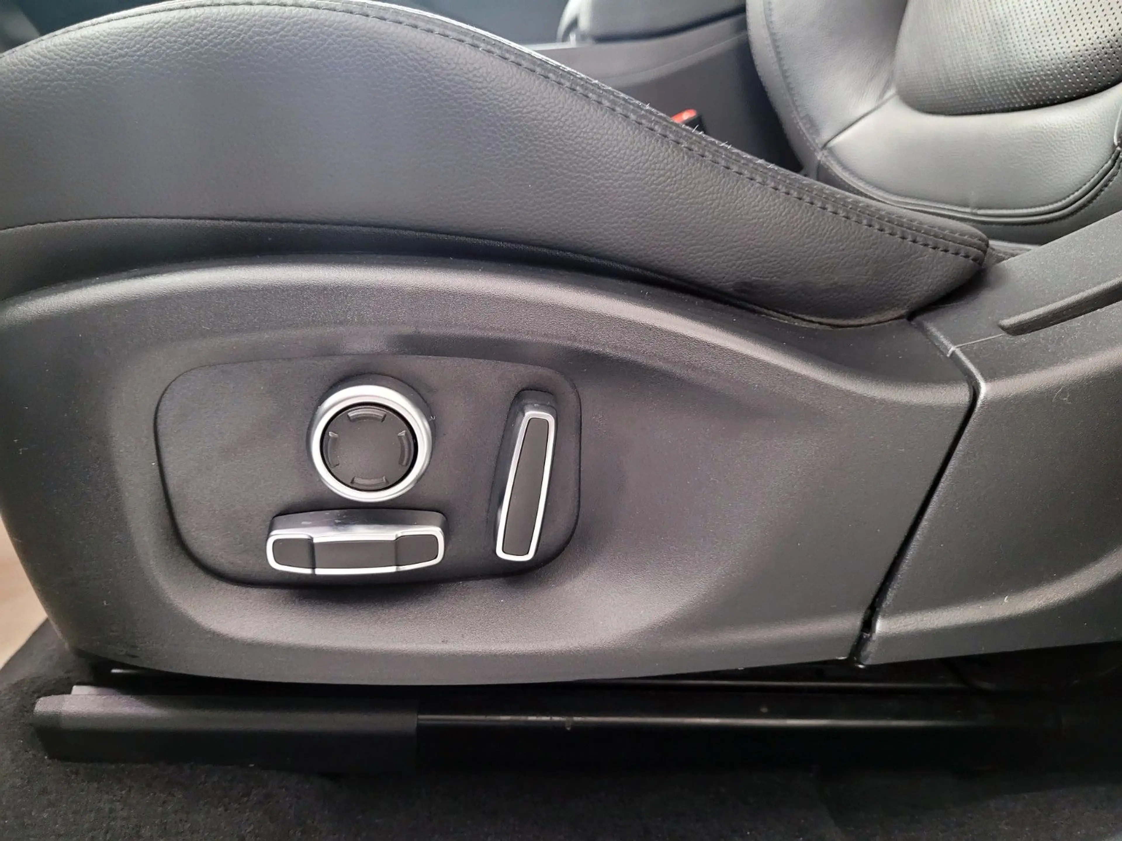 Jaguar E-Pace Facelift Panor./Leder/AHK/360°/BlackPack — photo 15