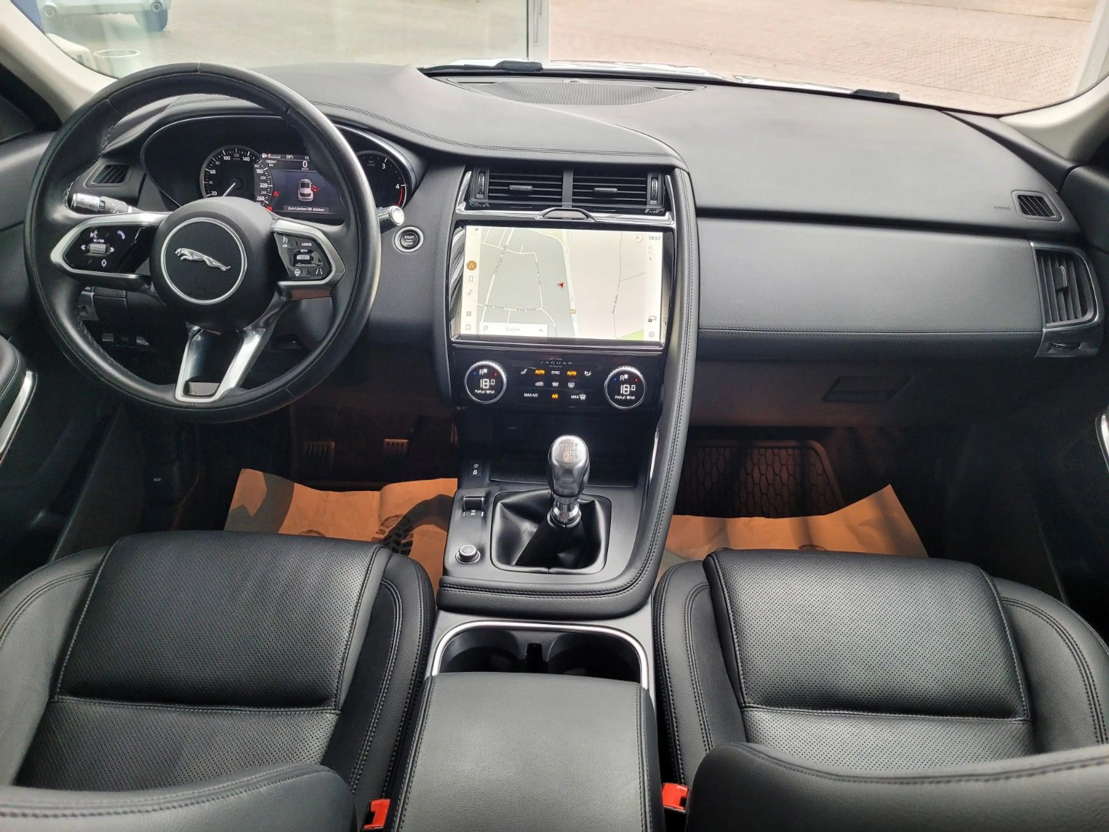 Jaguar E-Pace Facelift Panor./Leder/AHK/360°/BlackPack — photo 2
