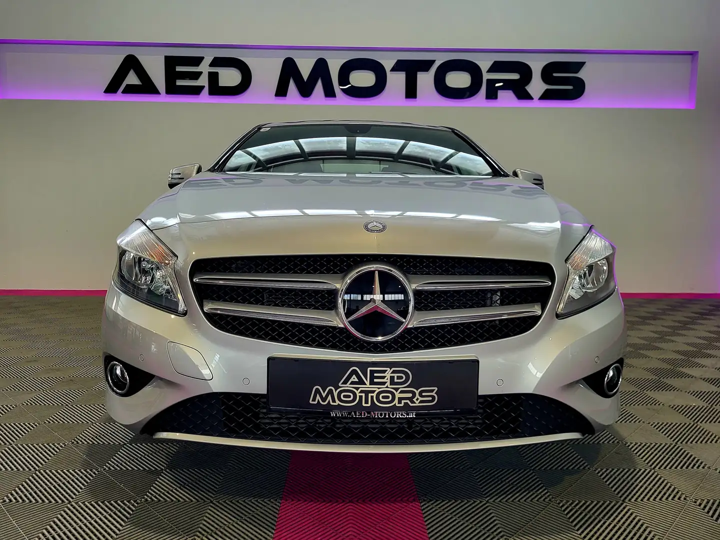 Mercedes-Benz A 180 A 180 BlueEfficiencyAUT. Grau - 2