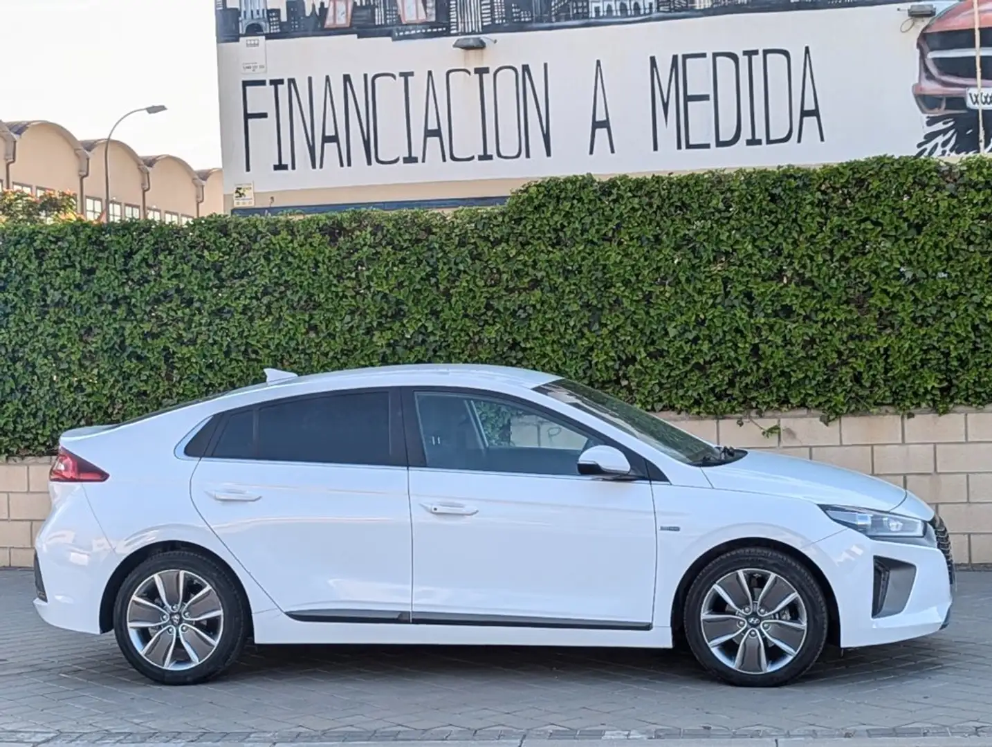 Hyundai IONIQ 1.6 GDI HEV Tecno DCT Hybrid Blanc - 2
