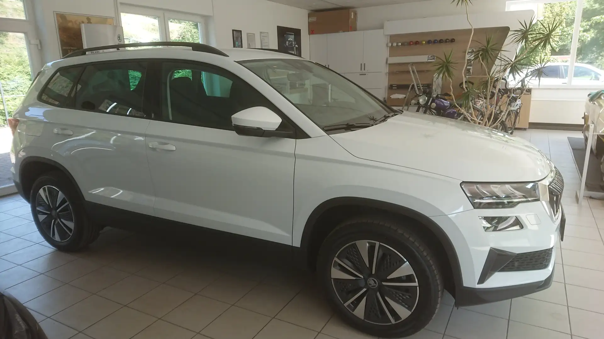 Skoda Karoq Selection 1,5 TSI 130 Jahre Weiß - 2