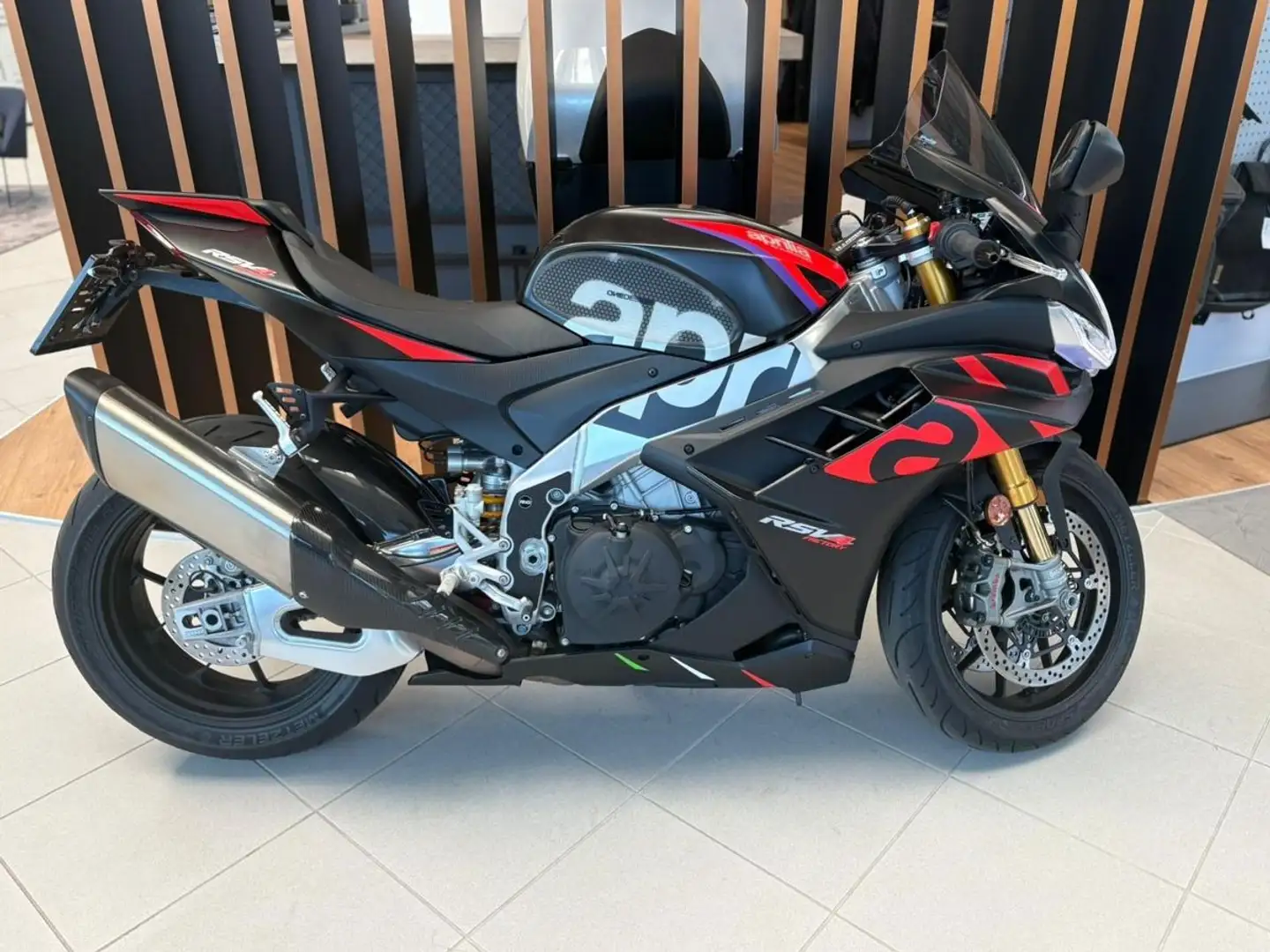 Aprilia RSV4 Factory Schwarz - 1