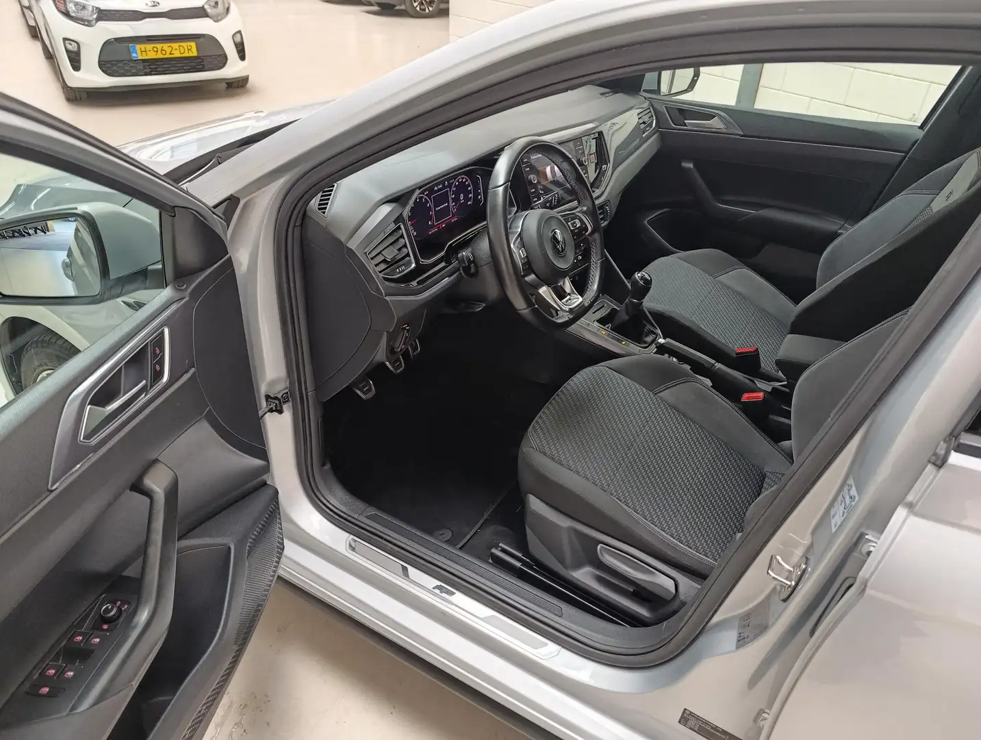 Volkswagen Polo 1.0 TSI Highline Business R Panoramadak | Lmv | Vi Grau - 2