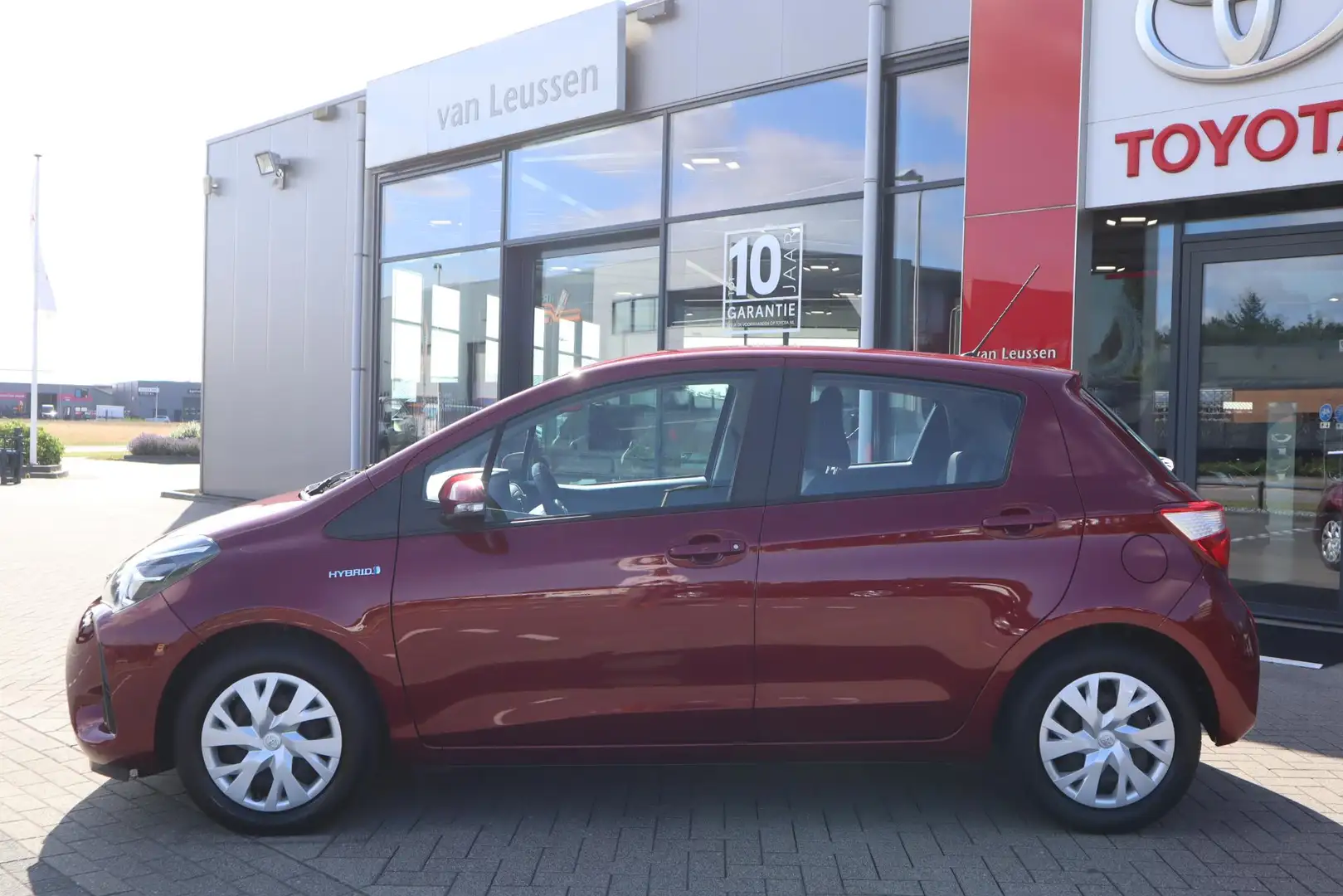 Toyota Yaris 1.5 HYBRID ASPIRATION CRUISE NAVI BLUETOOTH CLIMA Rood - 2