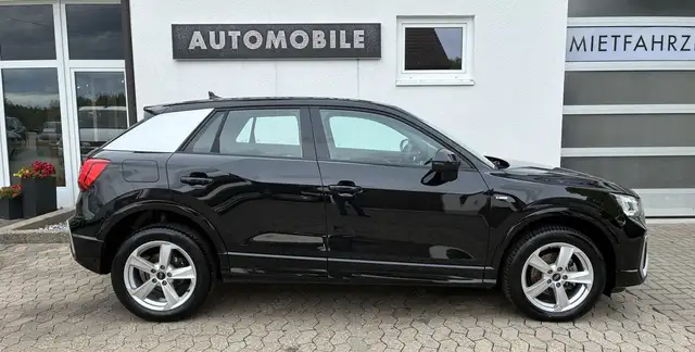 Audi Q2 view 8